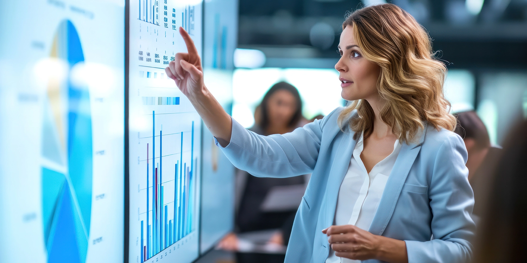 Profissional analisando indicadores de desempenho, representando o outsourcing de TI como apoio ao crescimento empresarial
